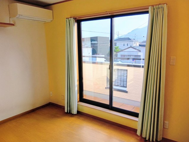 売中古戸建　静岡市駿河区広野４丁目の洋室|7.5帖の洋室は南西向きのバルコニーに出られます！