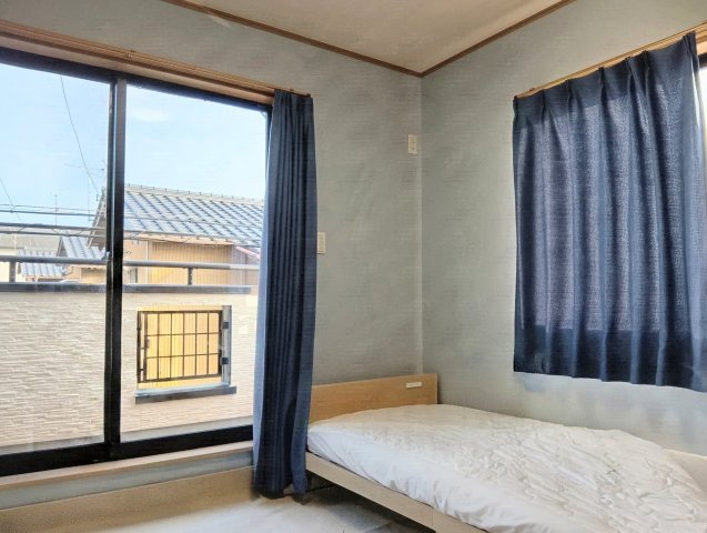 売中古戸建　静岡市駿河区広野４丁目の洋室|２階洋室4.5帖（西側）は、陽当り、風通しが良さそうです！