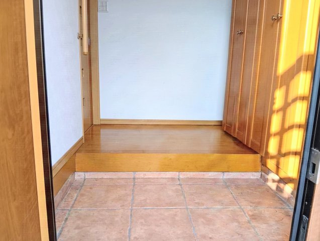 売中古戸建　静岡市駿河区広野４丁目の玄関|たっぷり入る大型の靴箱を備えています！