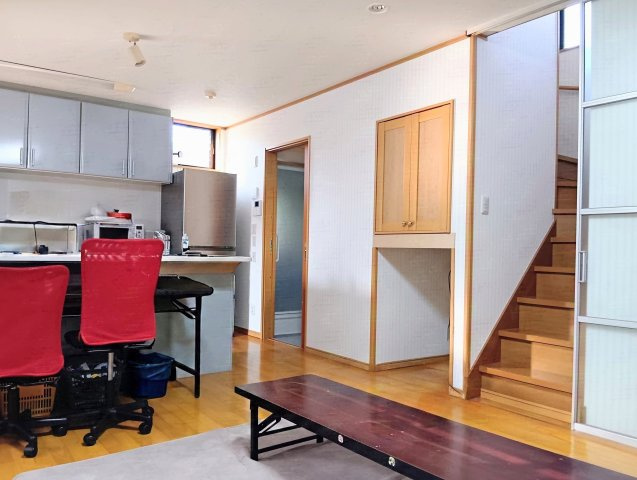売中古戸建　静岡市駿河区広野４丁目の居間・リビング|リビング階段のデメリット、空調の効きにくさを解決する、扉が付いています！