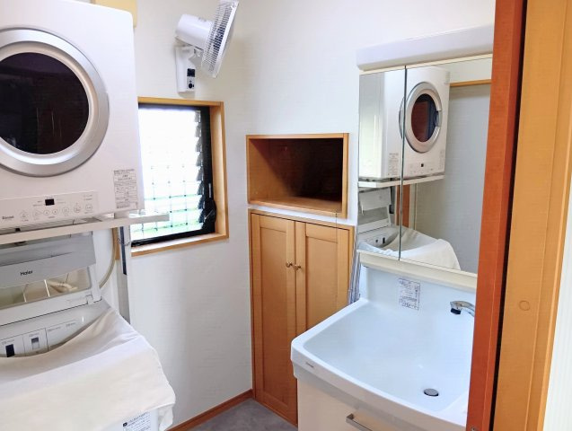 売中古戸建　静岡市駿河区広野４丁目の独立洗面台|脱衣所にも嬉しい収納付き！