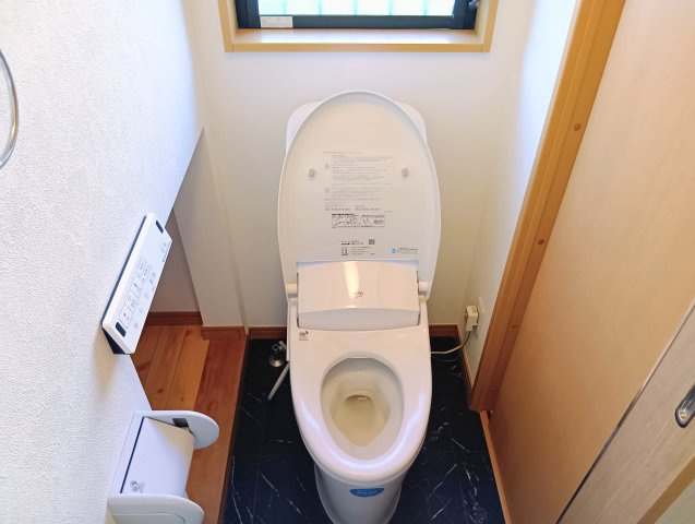 売中古戸建　静岡市駿河区広野４丁目のトイレ|１階トイレには収納スペースと窓を備えています！