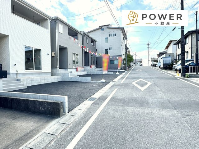 クレイドルガーデン　岡崎市中町第6の前面道路含む現地写真|十分な幅が確保されており、車の出し入れもスムーズ。お子様の送り迎えなど、日常の動作も快適に行えます。