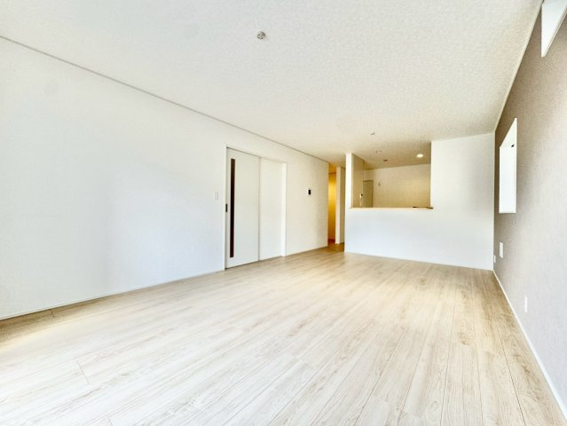 クレイドルガーデン　岡崎市中町第6の居間・リビング|家族が自然と集まる広々としたリビング。お子様の成長を見守りながら過ごせます。