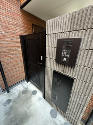 ベイルーム京急久里浜のエントランス|安心のオートロック付きエントランス