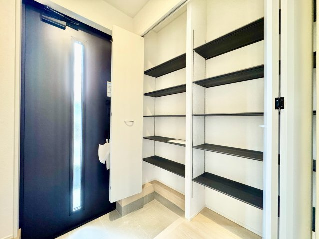 クレイドルガーデン　岡崎市中町第6の玄関|大容量のシューズ収納で、家族分の靴や外遊び道具もすっきり収納。日々の使いやすさにも優れています。