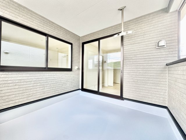 クレイドルガーデン　岡崎市中町第6のバルコニー|家族の洗濯物もまとめて干せるインナーバルコニー。天候を気にせず家事ができて助かります。