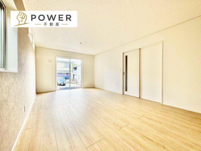 クレイドルガーデン　岡崎市中町第6の居間・リビング|家族が自然と集まる広々としたリビング。お子様の成長を見守りながら過ごせます。
