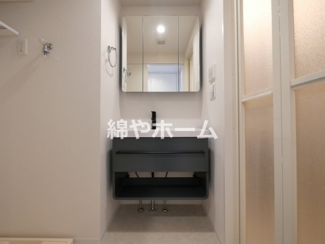 プレリスＮＥＯ大阪十三エルヴィオンの洗面所|明るい洗面所です