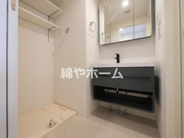 プレリスＮＥＯ大阪十三エルヴィオンの洗面所|ゆったりとスペースのある洗面所