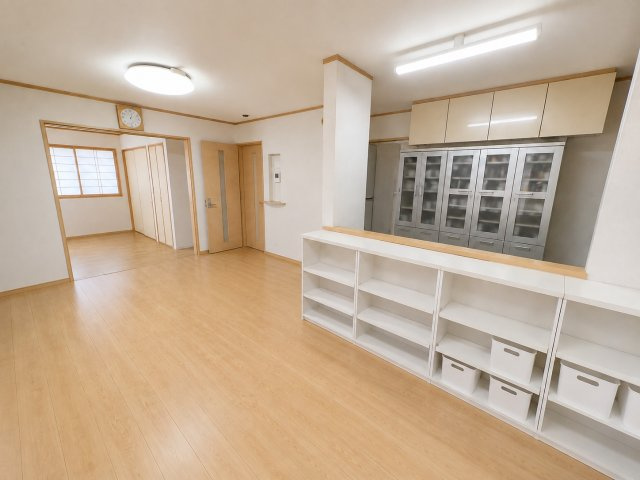 江戸川区北小岩8丁目戸建ての居間・リビング|陽光あふれるリビングを暮らしの中心に。明るく穏やかな毎日を。※一部画像は私物消去CGを施しています。