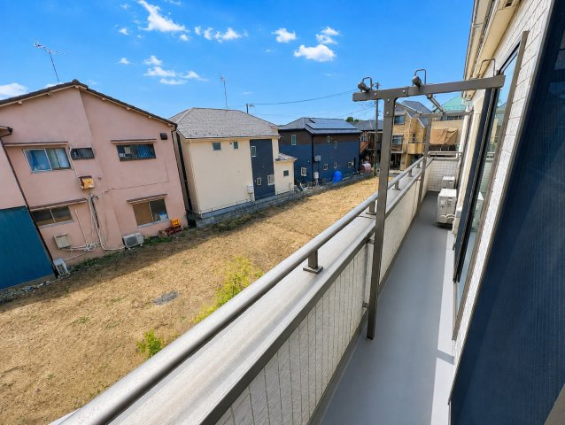 江戸川区北小岩8丁目戸建てのバルコニー|陽だまりと風を身近に感じる、贅沢な南向き3面バルコニー。※一部画像は私物消去CGを施しています。