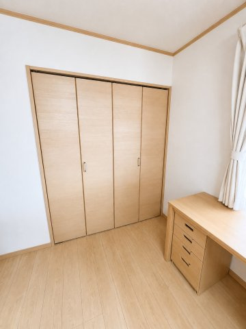 江戸川区北小岩8丁目戸建ての収納|衣類をすっきり収納できるクローゼット付き！※一部画像は私物消去CGを施しています。
