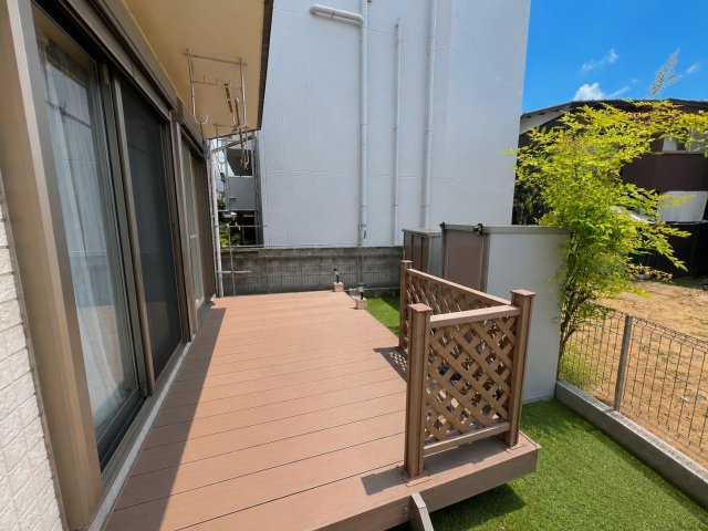 江戸川区北小岩8丁目戸建ての庭|陽だまりを楽しむ、くつろぎのウッドデッキ。※一部画像は私物消去CG処理をしています。