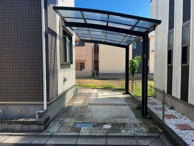 江戸川区北小岩8丁目戸建ての駐車場|雨の日にも頼もしい、カーポートのある暮らし。※一部画像は私物消去CGを施しています。