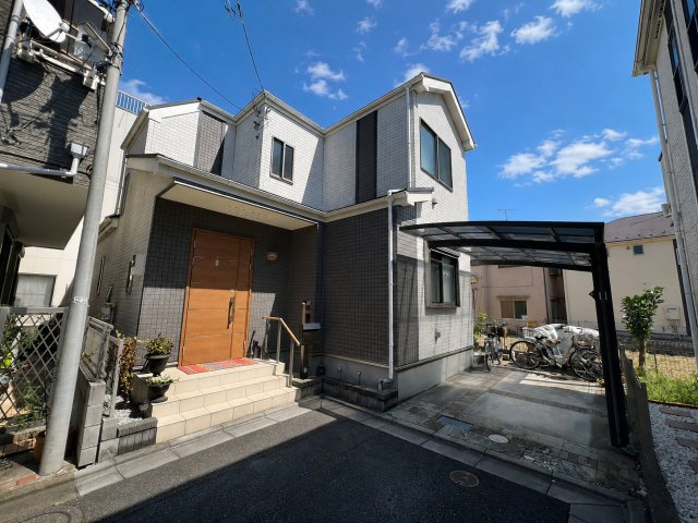 江戸川区北小岩8丁目戸建ての前面道路含む現地写真|この街に馴染む穏やかな佇まいで落ち着きある外観デザイン！※一部画像は私物消去CGを施しています。
