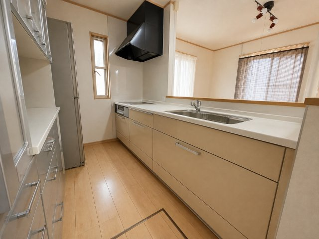 江戸川区北小岩8丁目戸建てのキッチン|シンプルだからこそ、お気に入りの家具で理想の空間を描けます。※一部画像は私物消去CGを施しています。