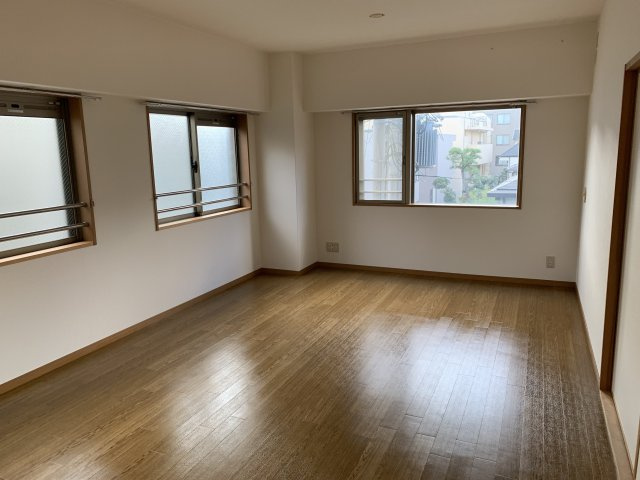 芦屋市船戸町の賃貸マンションの居間・リビング