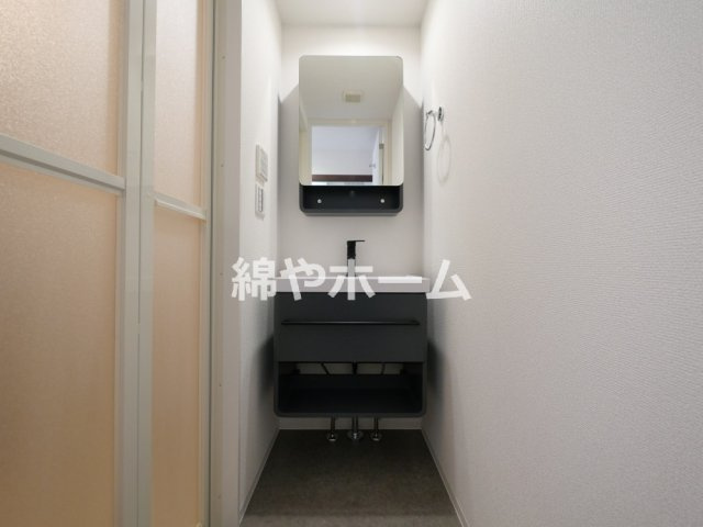 プレリスＮＥＯ大阪十三エルヴィオンの洗面所|ゆったりとスペースのある洗面所