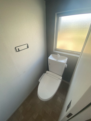 トイレにも窓があって明るい☆