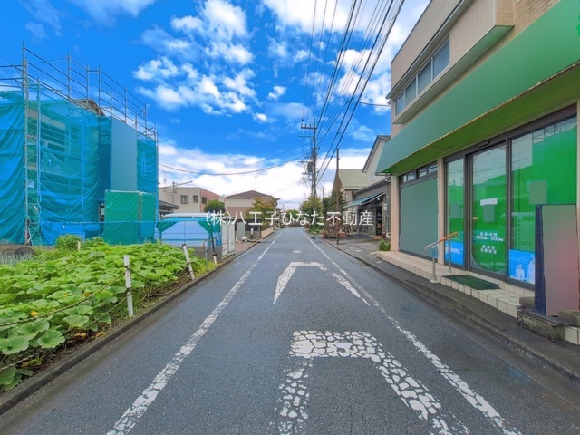 『八王子市新築戸建て』八王子市川口町2589-1【仲介手数料無料】　０３期の前面道路含む現地写真|～仲介手数料無料☆八王子ひなた不動産～八王子市川口町　新築戸建て