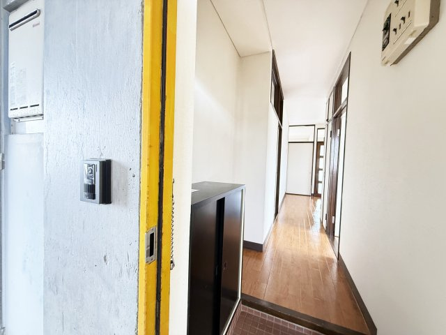 汐江ハイツの玄関