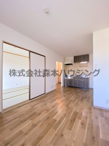 【居間・リビング】 | 　K・OJフラッツ | こちらの居間で趣味の時間をお楽しみください