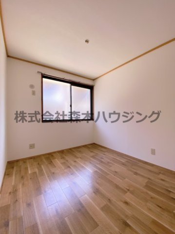 【洋室】 | 　K・OJフラッツ | 落ち着いた色調の洋室です