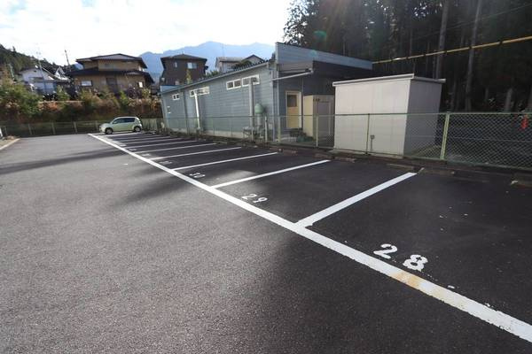 ビレッジハウス中津川第二2号棟の駐車場