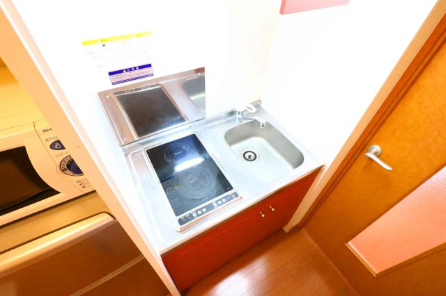 レオパレス紀水のキッチン|お掃除ラクラク♪２口ラジエントヒーター採用！