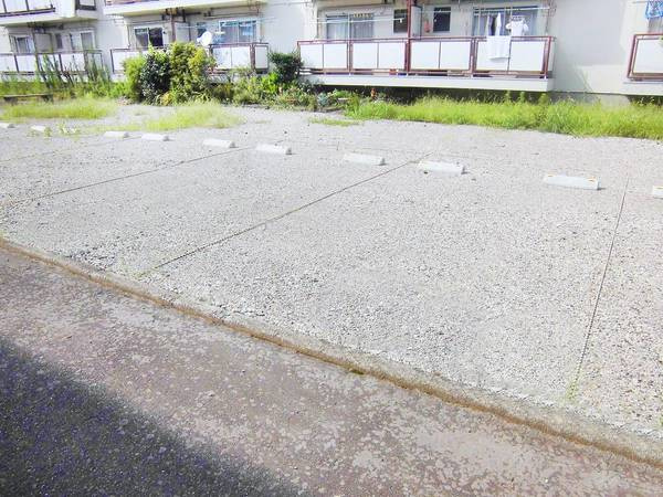 ビレッジハウス北今1号棟の駐車場