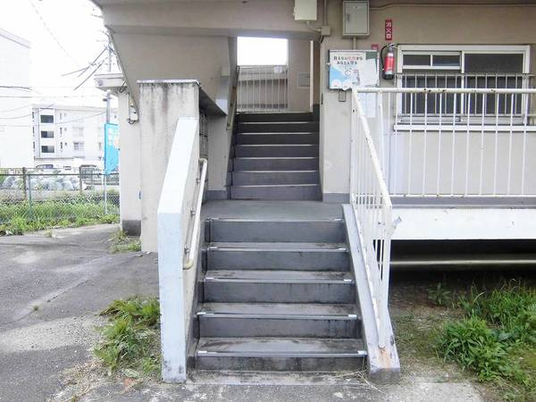 ビレッジハウス大毛1号棟のエントランス