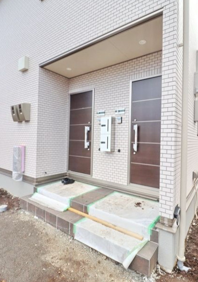 エルメゾン南栗原のエントランス