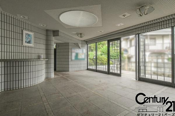 ネオハイツ橿原神宮西口のエントランス|■現地撮影写真■開放感ある綺麗なエントランスです！