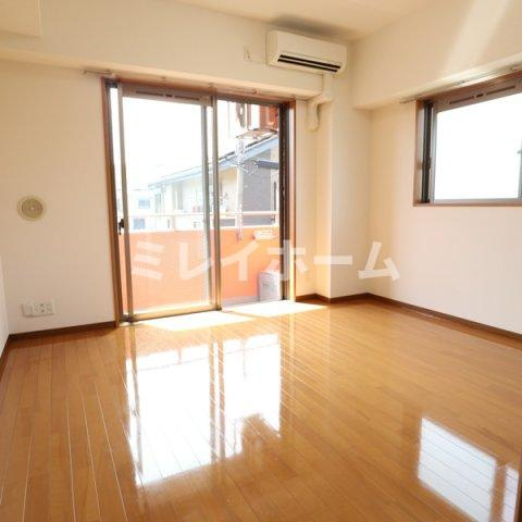 カーサ・ベルデスⅡの居間・リビング|同建物内別のお部屋の参考写真になります。