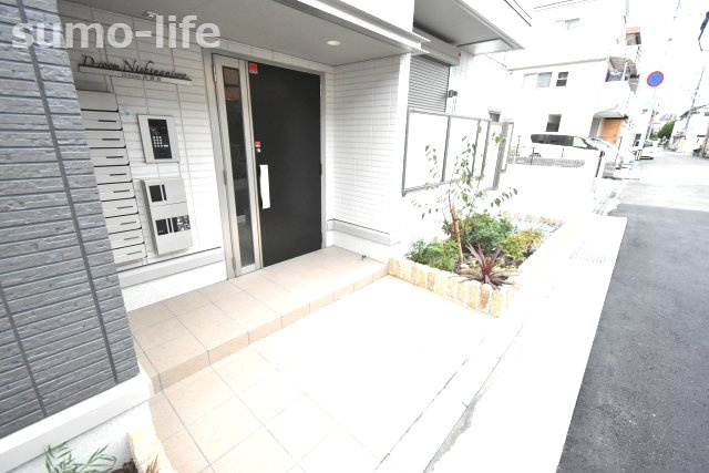 D-room西難波町のエントランス
