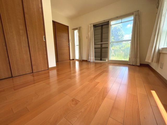 ☆1階洋室約6.5帖☆光と風が優しく舞い込む二面採光のお部屋です。
