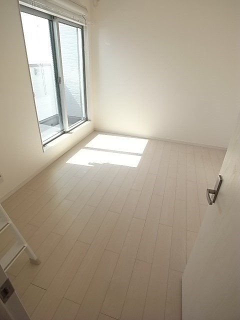 尼崎市三反田町２丁目のアパートの居間・リビング