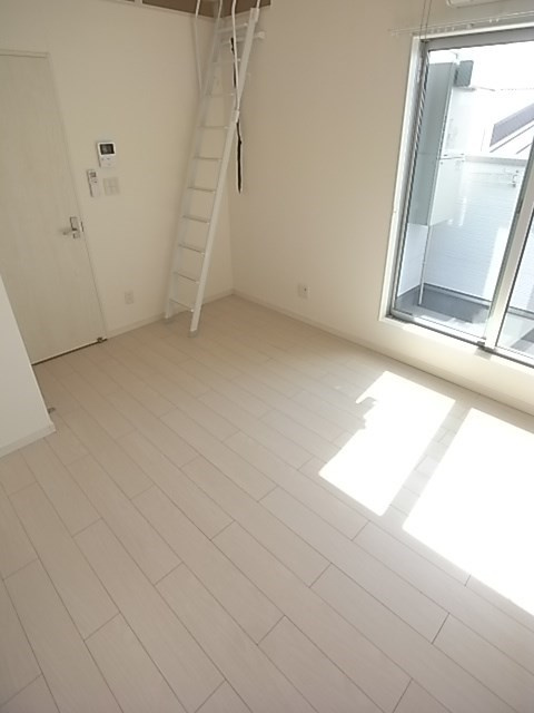 尼崎市三反田町２丁目のアパートの居間・リビング