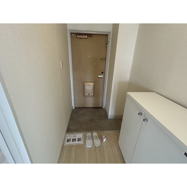 リブレス東浦和　旧東浦和ハイツの玄関|収納もある玄関です