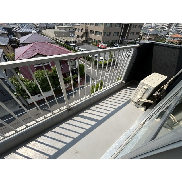 リブレス東浦和　旧東浦和ハイツのバルコニー|外からの目が気にならないバルコニーで洗濯物が干せます