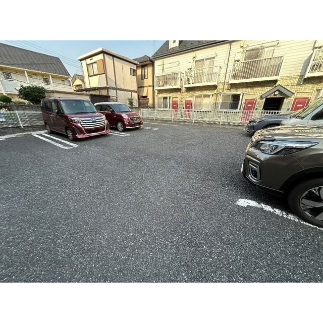グランデ・ヒルズの駐車場|駐車場があるので、車を買う予定の方も安心です