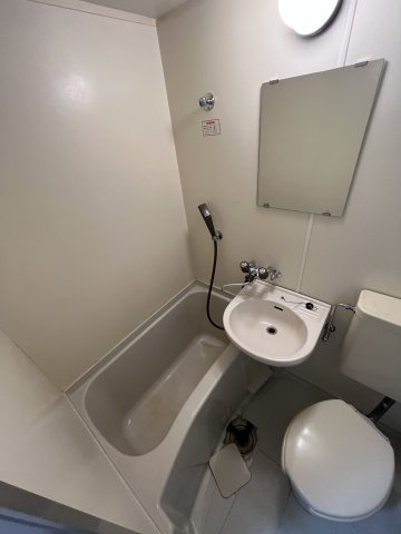 お風呂とトイレと洗面台のユニットバスです♪