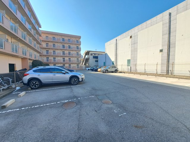 ユニテソリステ津門川の駐車場