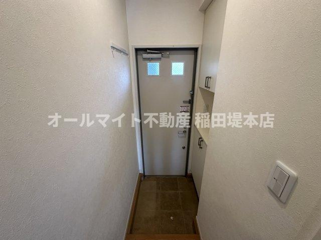 川崎市麻生区栗平２丁目のアパートの玄関