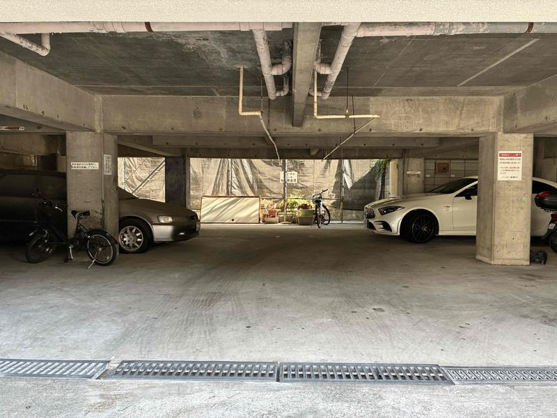 マンション西難波の駐車場