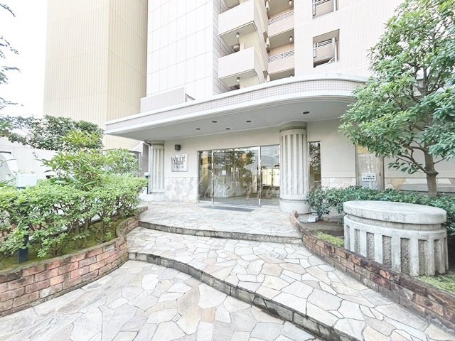 藤沢市片瀬海岸１丁目の賃貸マンションのエントランス