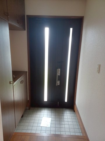 松葉町内野貸家の玄関|きれいな玄関です