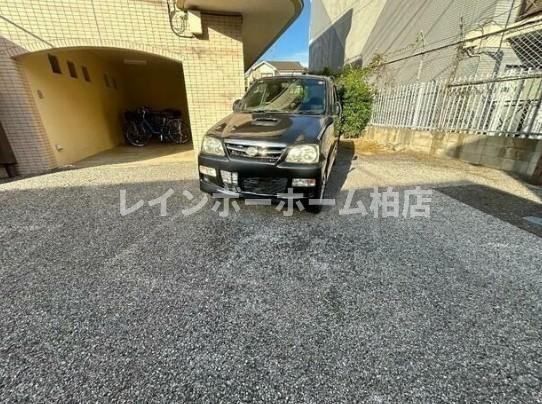 特典：仲介手数料が無料です!!の駐車場