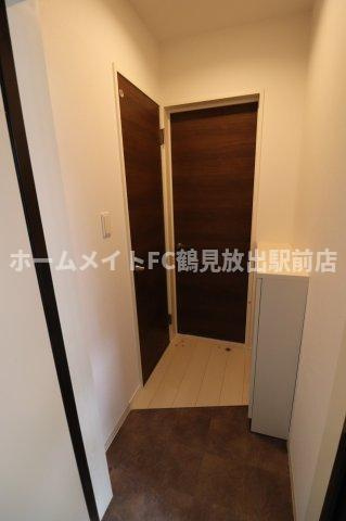 東大阪市稲田本町３丁目のアパートの玄関